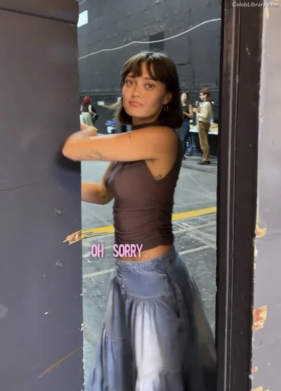 Ella Purnell photo 3 of 810