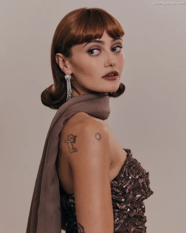 Ella Purnell photo 10 of 810