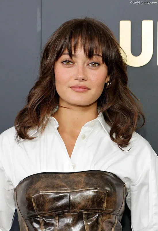 Ella Purnell photo 12 of 810