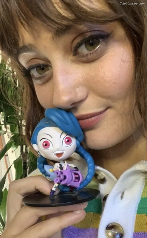 Ella Purnell photo 15 of 810