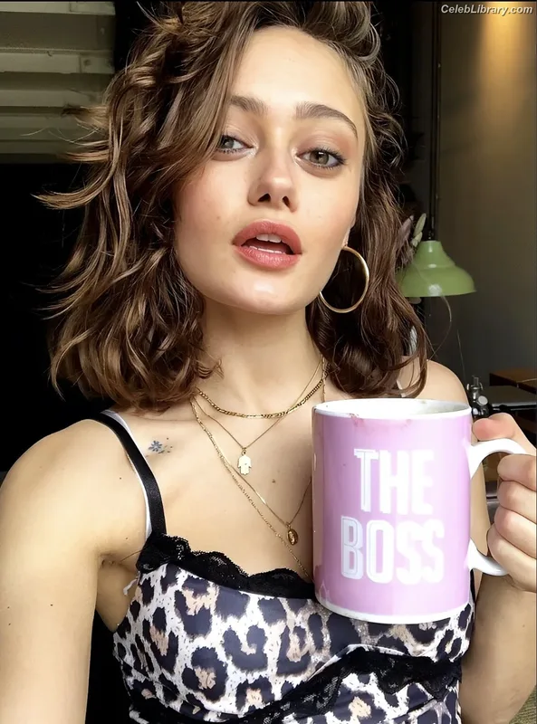 Ella Purnell photo 1 of 810