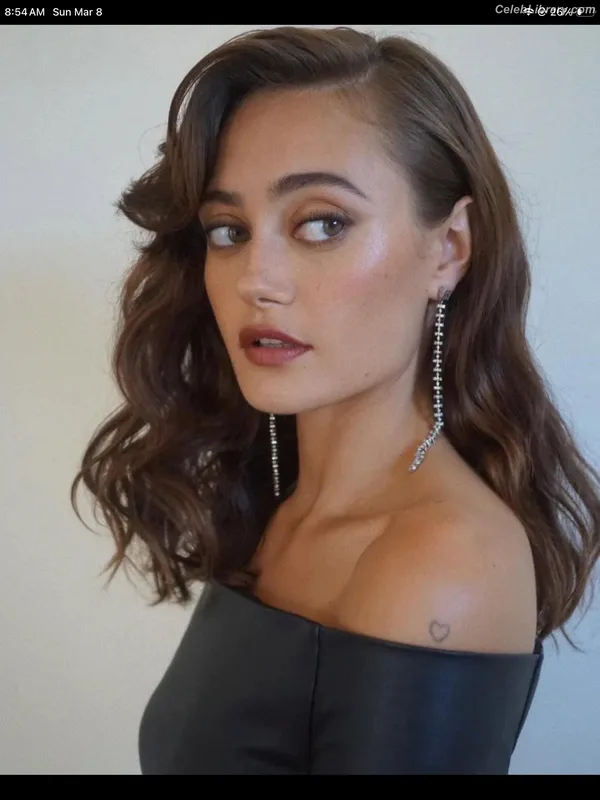 Ella Purnell photo 2 of 810