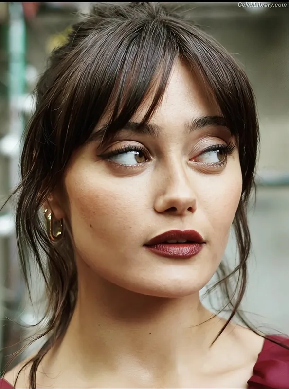 Ella Purnell photo 3 of 810