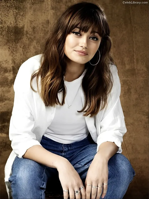 Ella Purnell photo 4 of 810