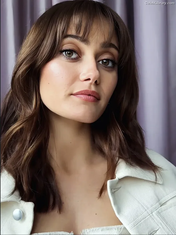 Ella Purnell photo 9 of 810