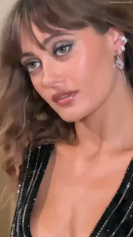 Ella Purnell photo 14 of 810