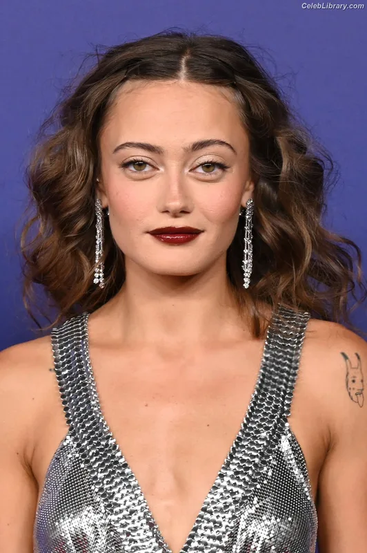 Ella Purnell photo 22 of 810