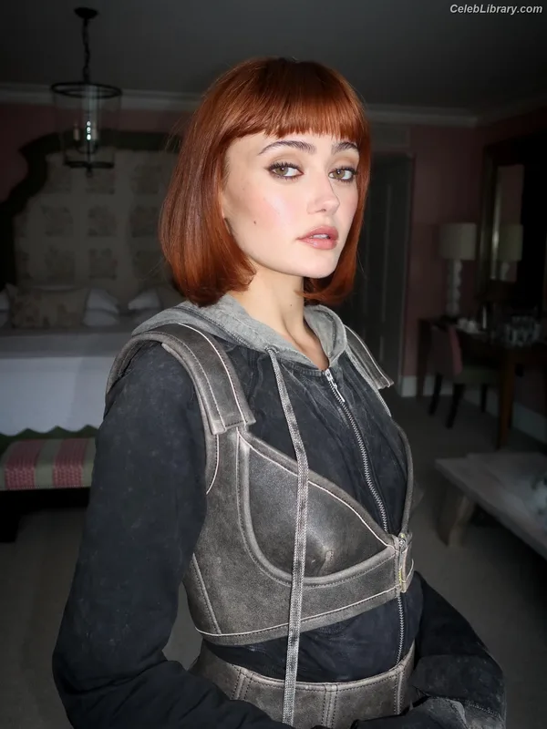 Ella Purnell photo 1 of 810