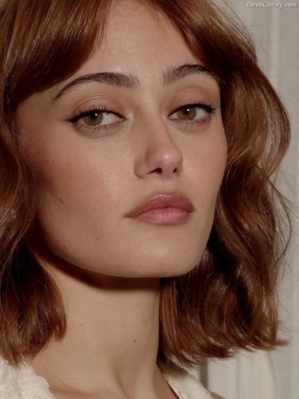 Ella Purnell photo 10 of 810