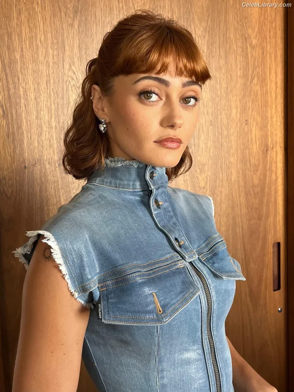 Ella Purnell photo 12 of 810
