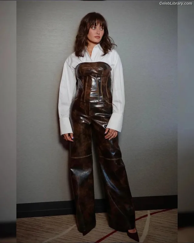 Ella Purnell photo 6 of 810