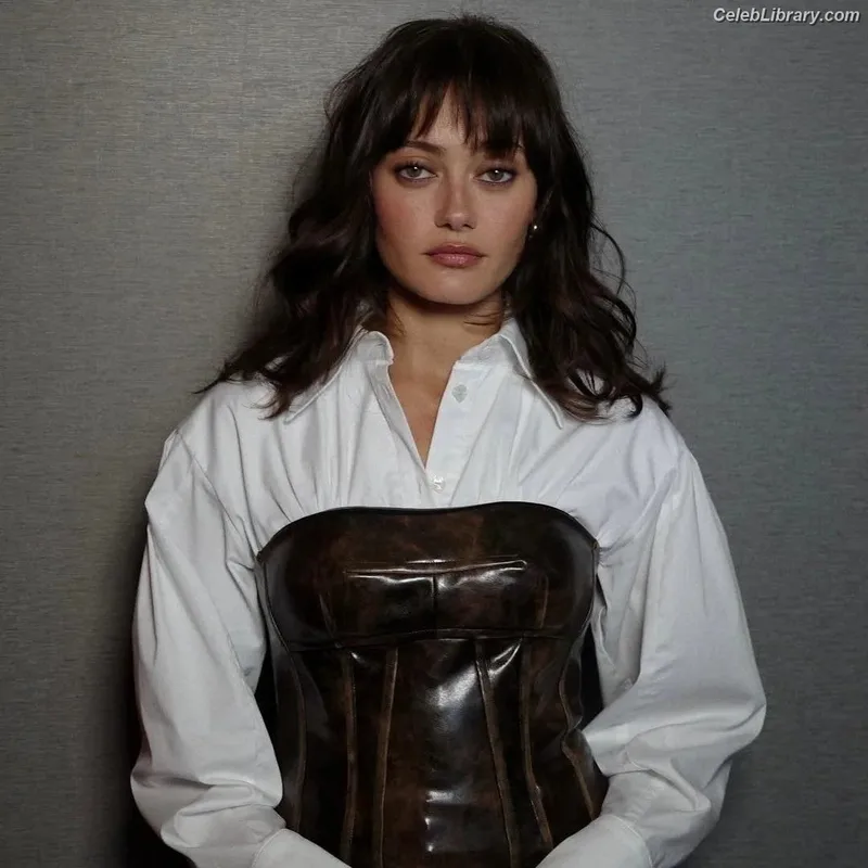 Ella Purnell photo 8 of 810