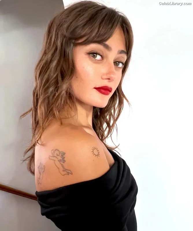 Ella Purnell photo 11 of 810