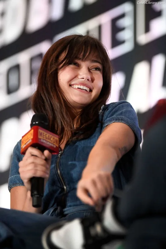 Ella Purnell photo 14 of 810