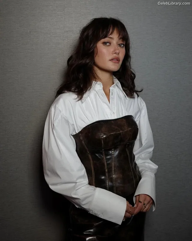 Ella Purnell photo 17 of 810