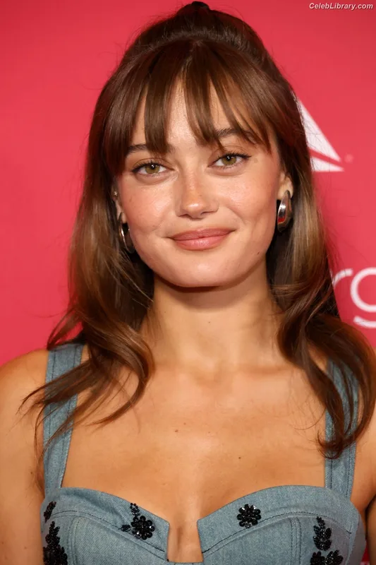 Ella Purnell photo 19 of 810