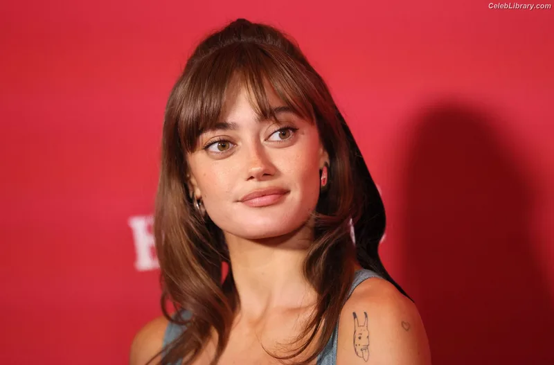 Ella Purnell photo 1 of 810