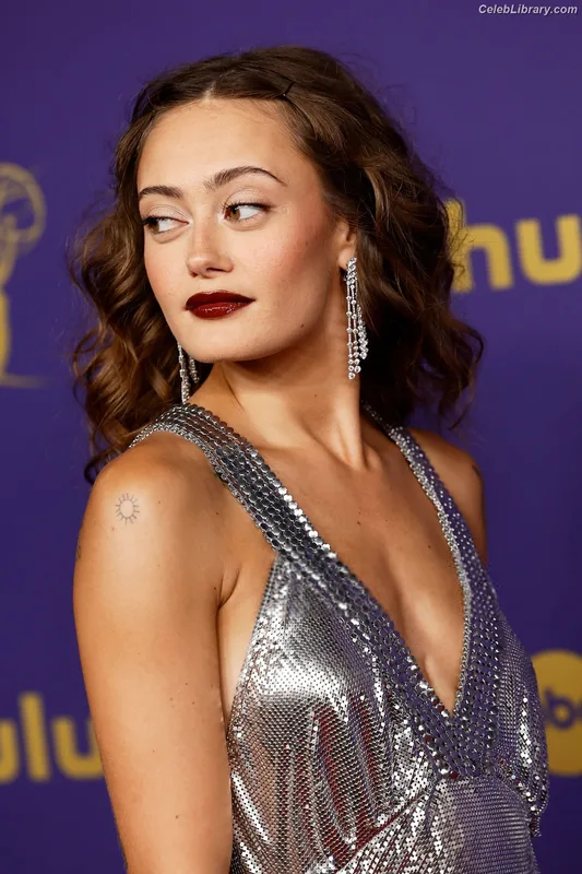 Ella Purnell photo 4 of 810