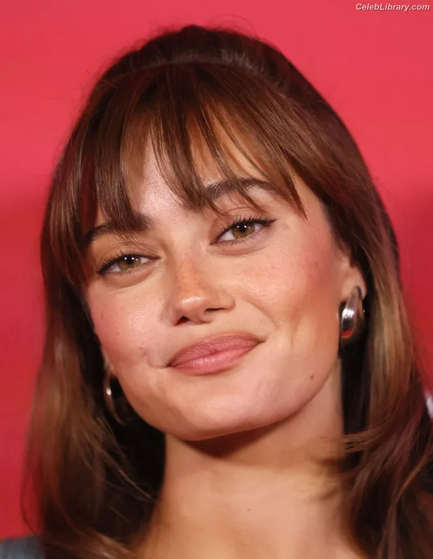 Ella Purnell photo 5 of 810