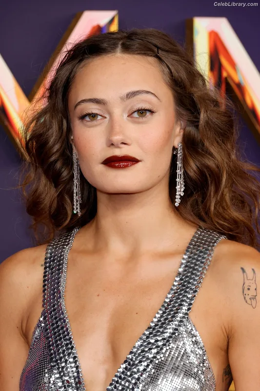Ella Purnell photo 7 of 810