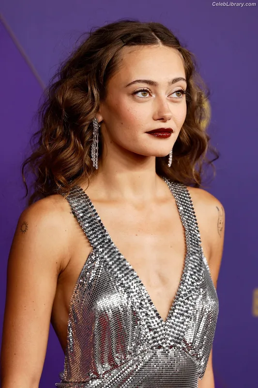 Ella Purnell photo 11 of 810