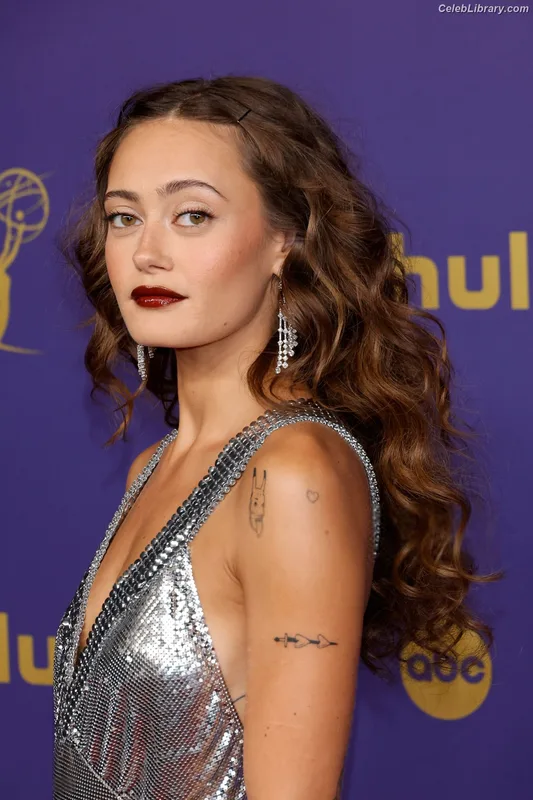 Ella Purnell photo 12 of 810