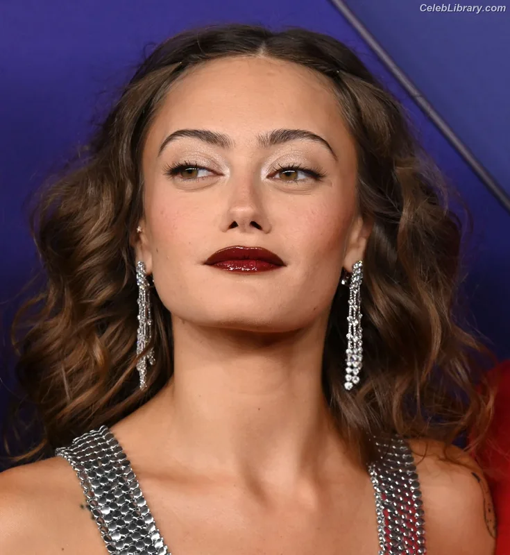 Ella Purnell photo 23 of 810