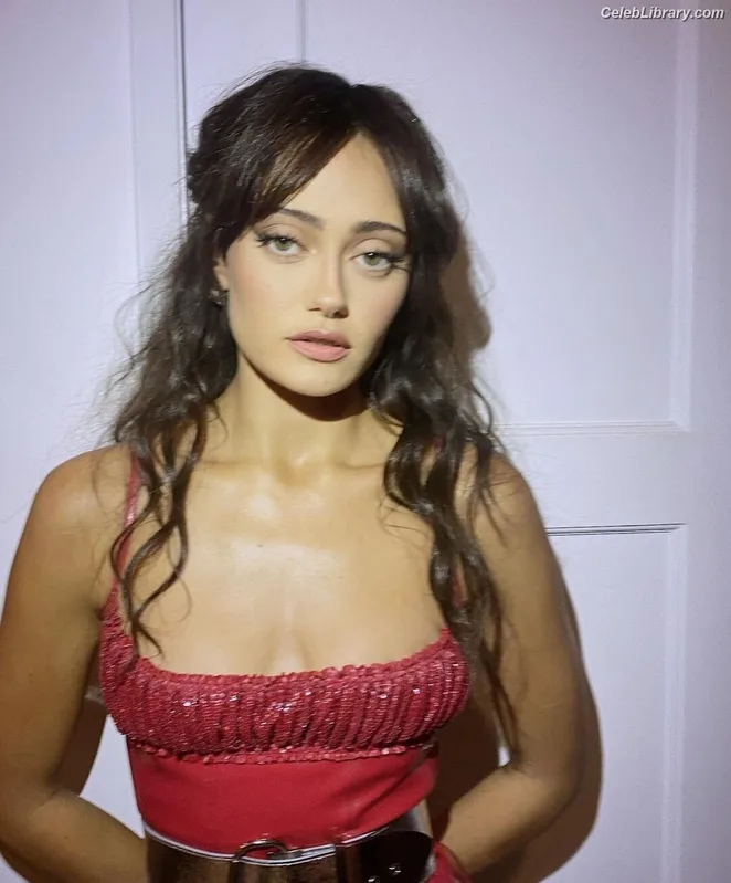Ella Purnell photo 13 of 810
