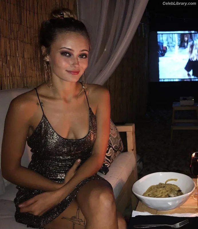 Ella Purnell photo 14 of 810
