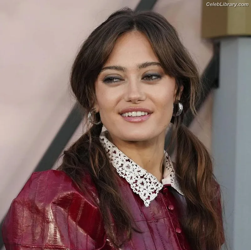 Ella Purnell photo 24 of 810