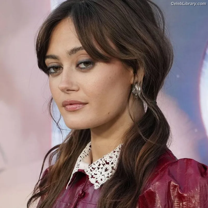 Ella Purnell photo 1 of 810