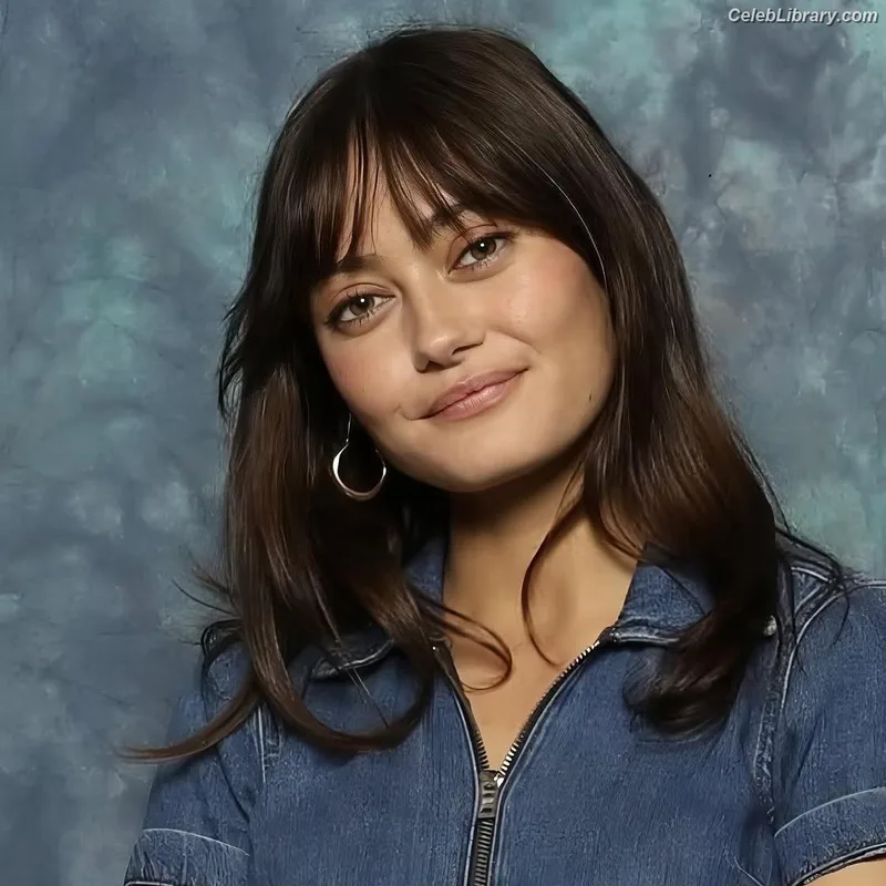 Ella Purnell photo 2 of 810