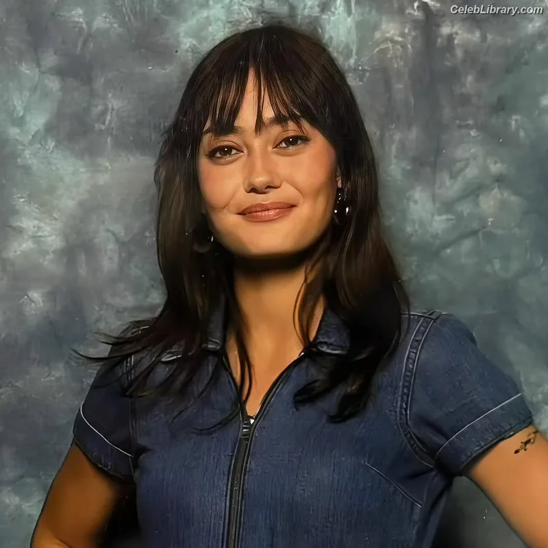 Ella Purnell photo 3 of 810