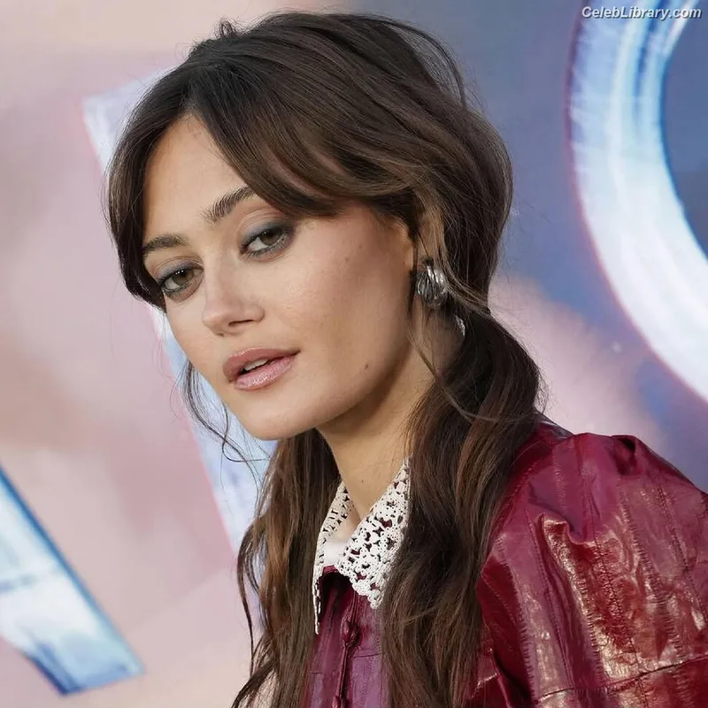 Ella Purnell photo 4 of 810