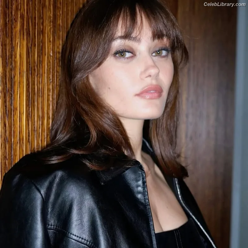 Ella Purnell photo 10 of 810