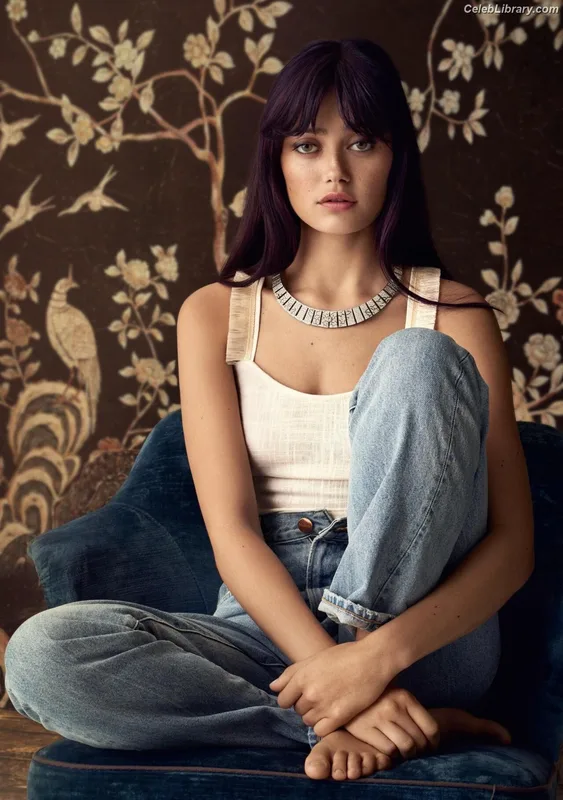 Ella Purnell photo 15 of 810