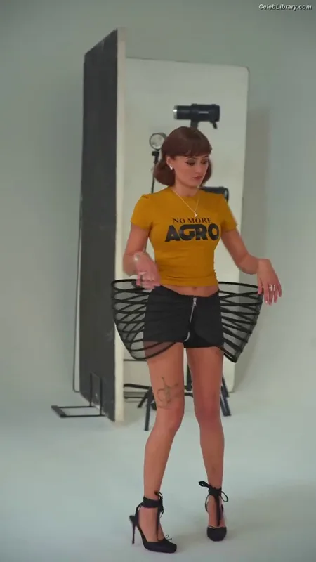 Ella Purnell photo 1 of 810