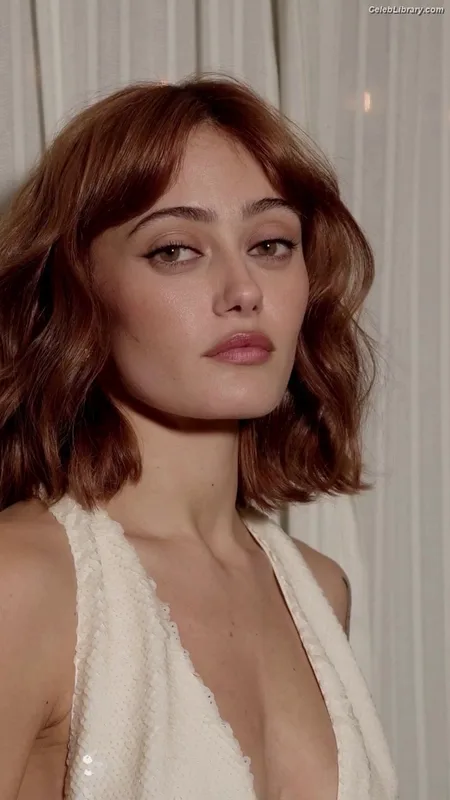 Ella Purnell photo 9 of 810