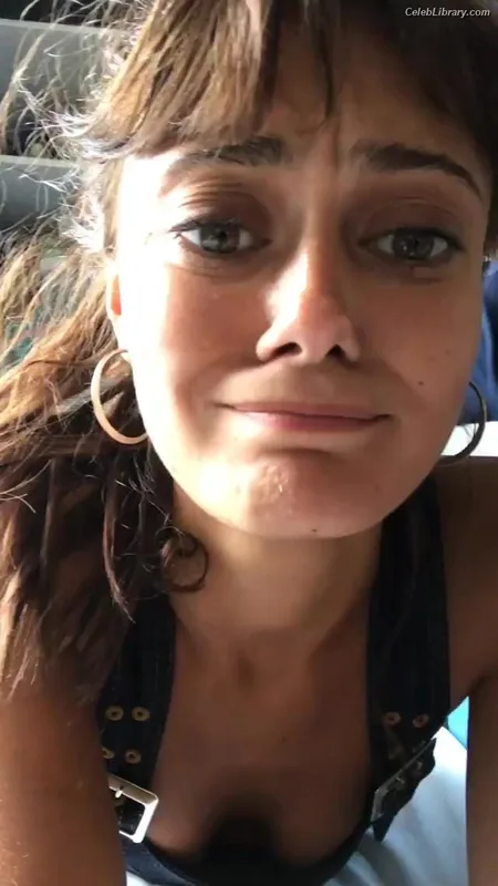 Ella Purnell photo 12 of 810