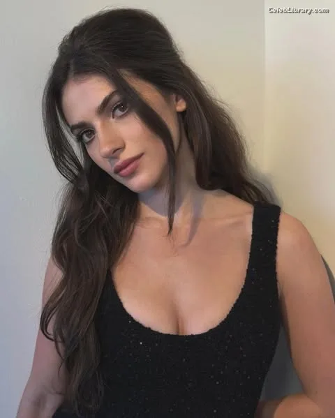 Ella Rubin photo 8 of 45