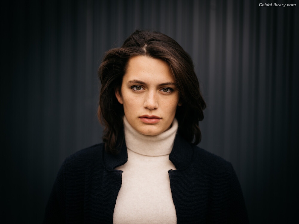 Ella Rumpf photo 1 of 18