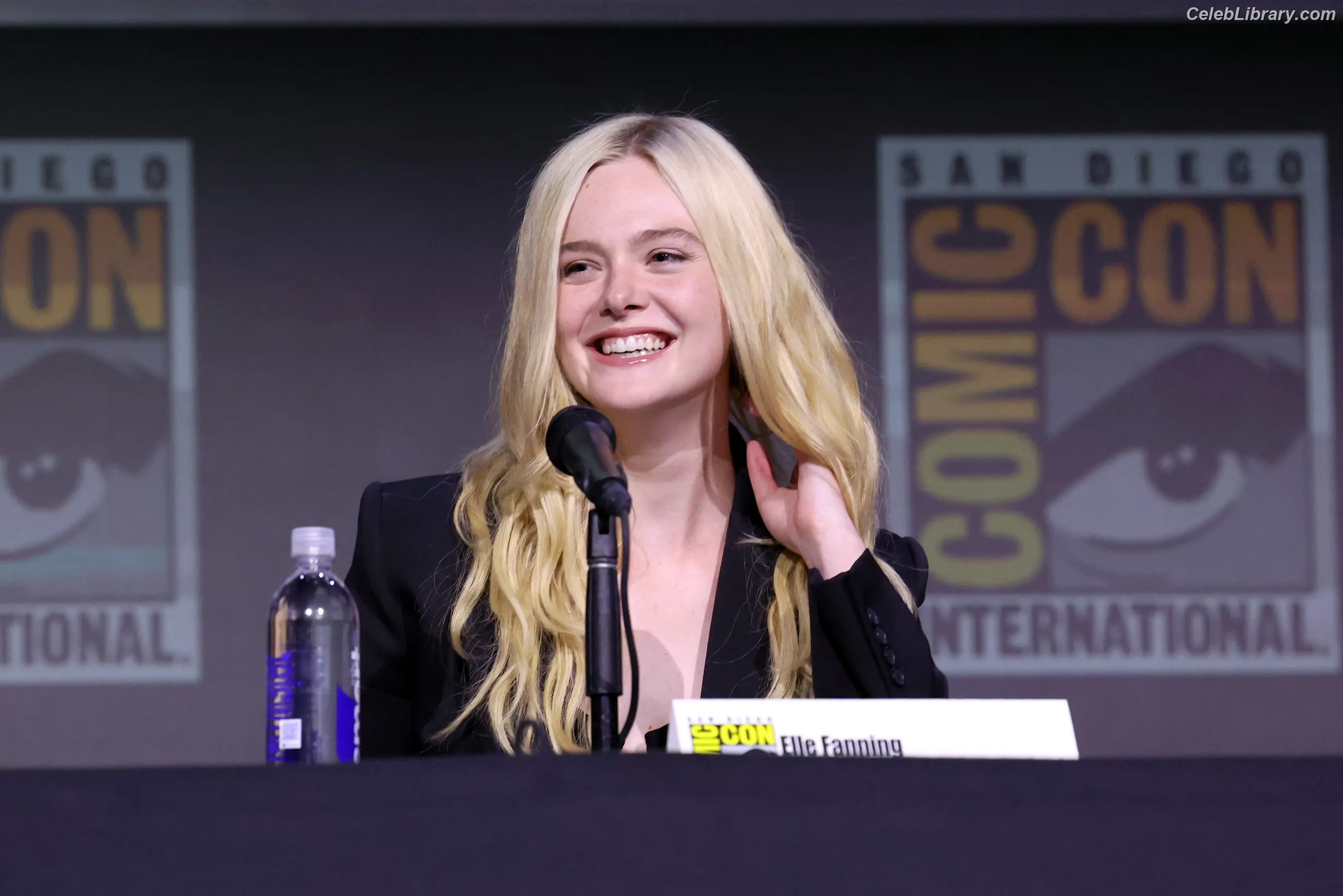 Elle Fanning photo 5 of 4118