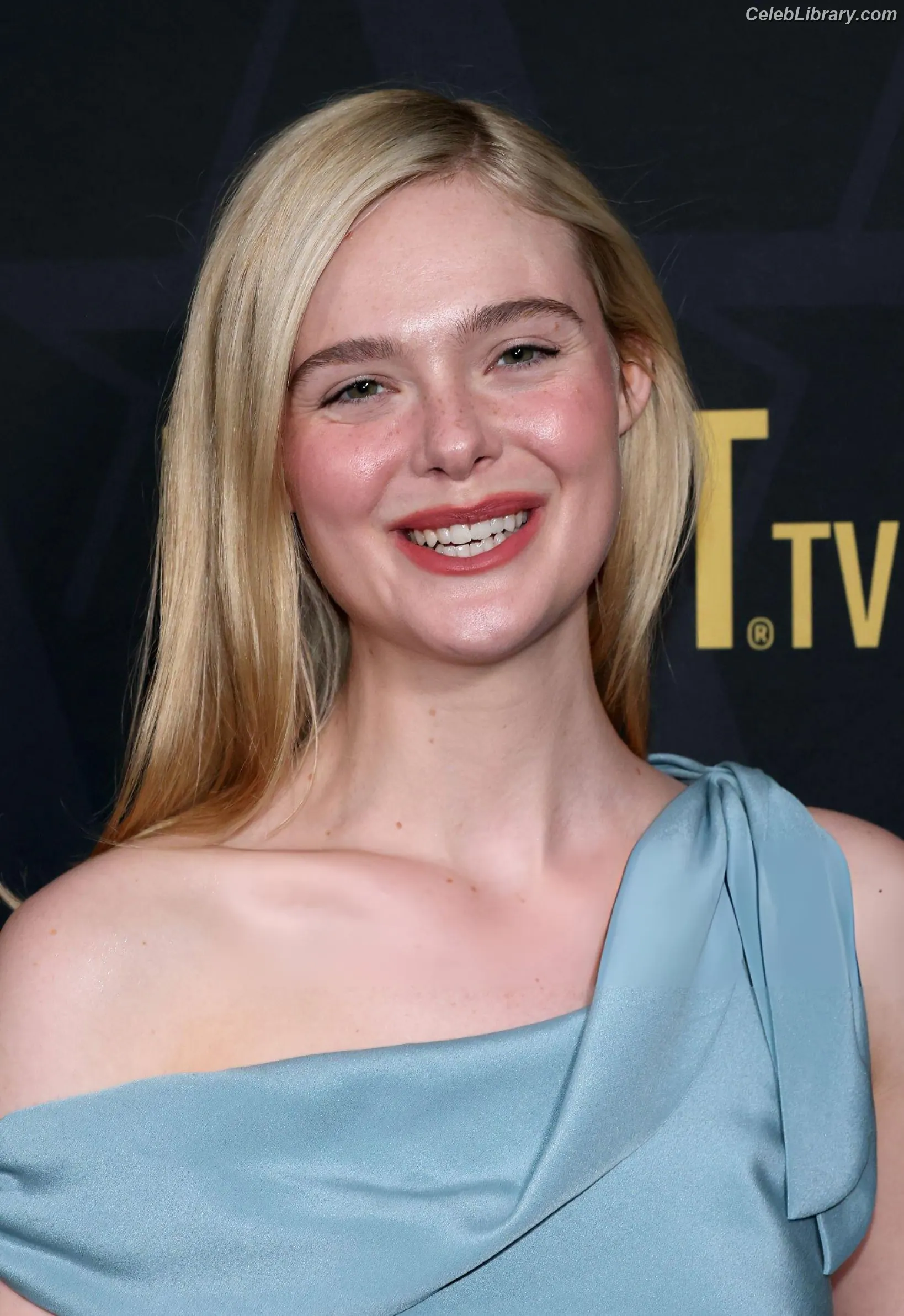 Elle Fanning photo 6 of 4118