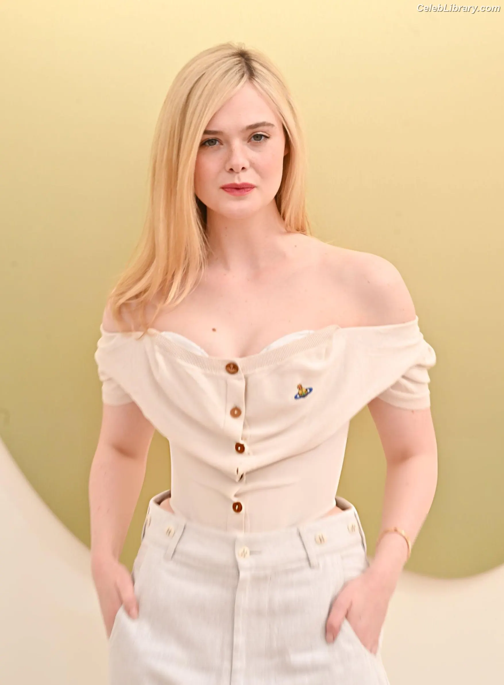 Elle Fanning photo 6 of 4118