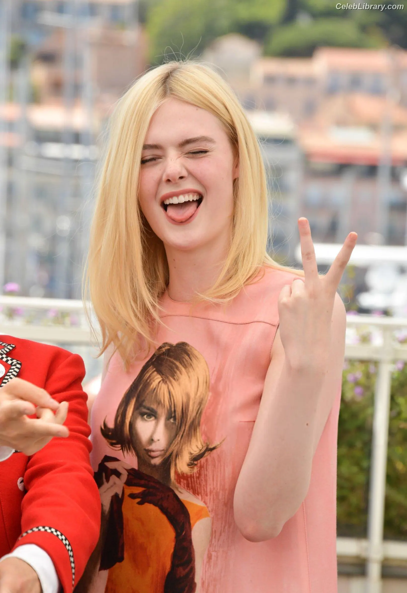 Elle Fanning photo 13 of 4118