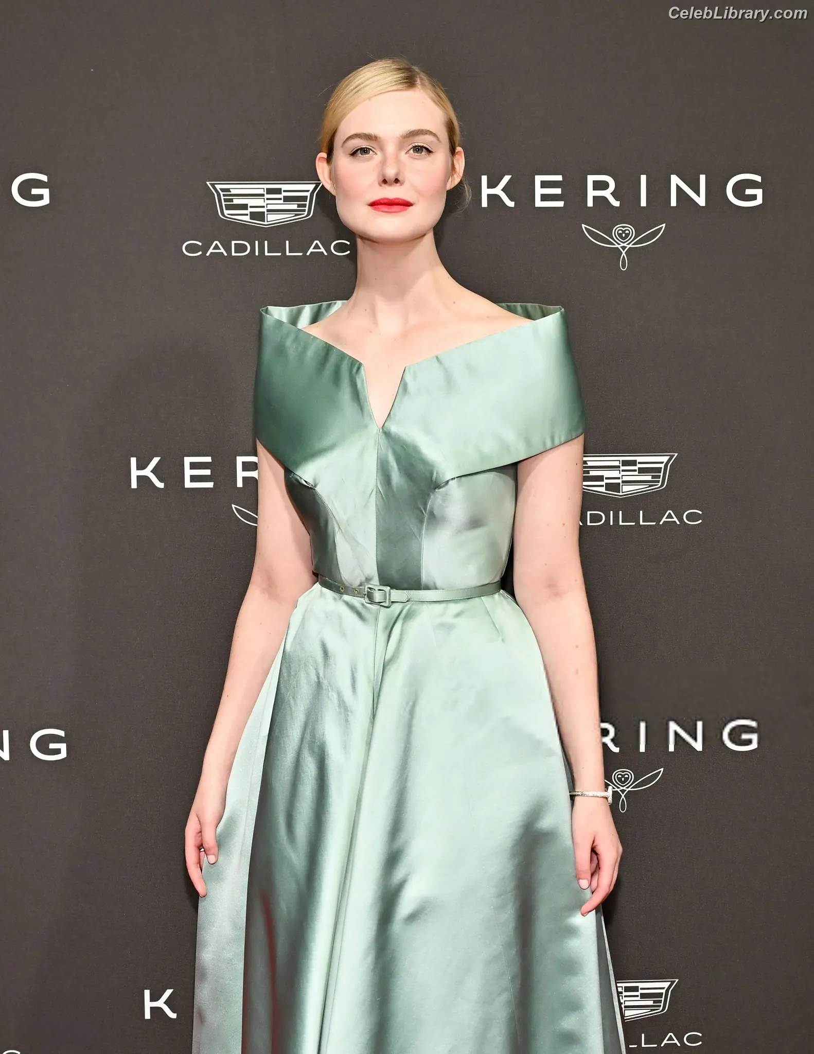 Elle Fanning photo 17 of 4118