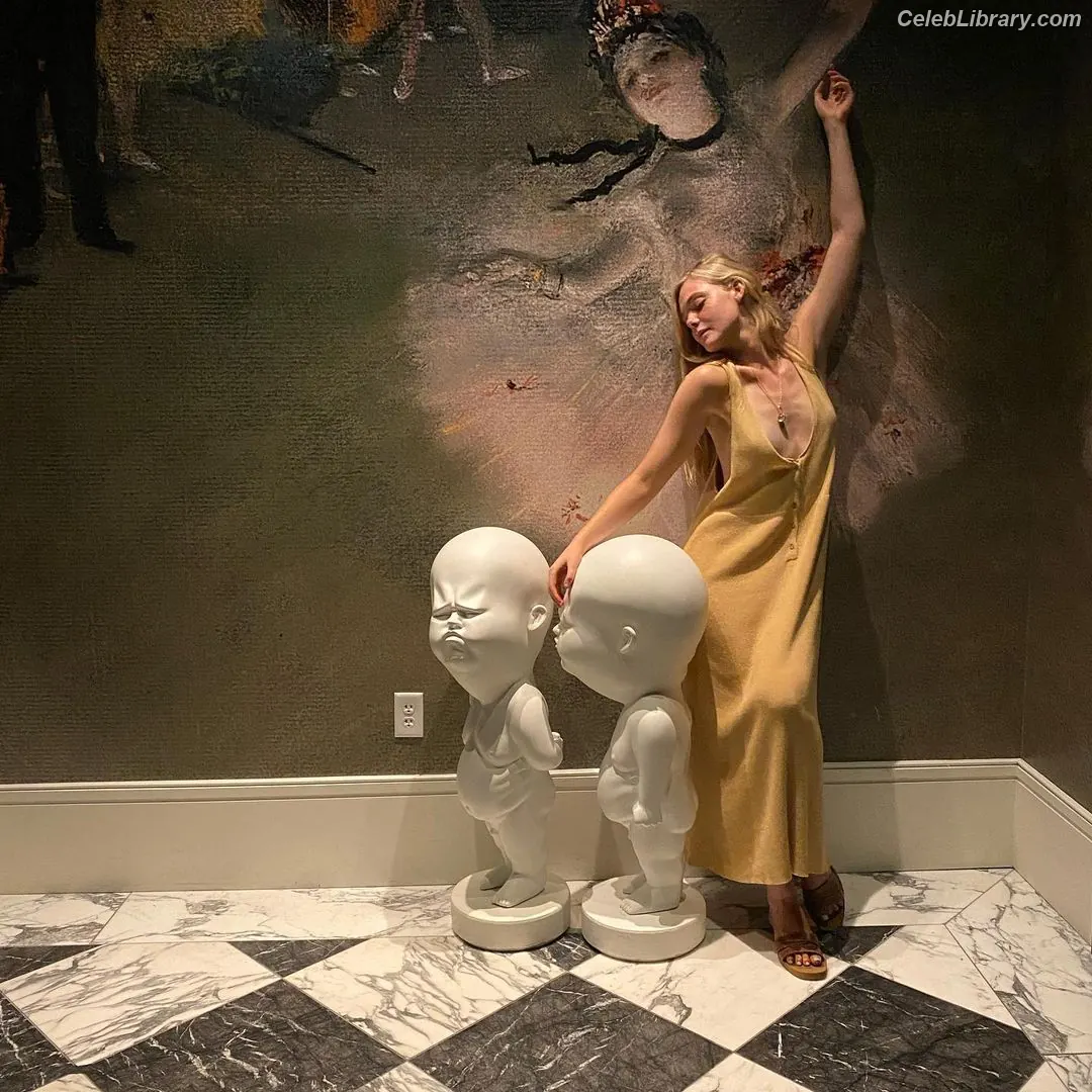 Elle Fanning photo 10 of 4118