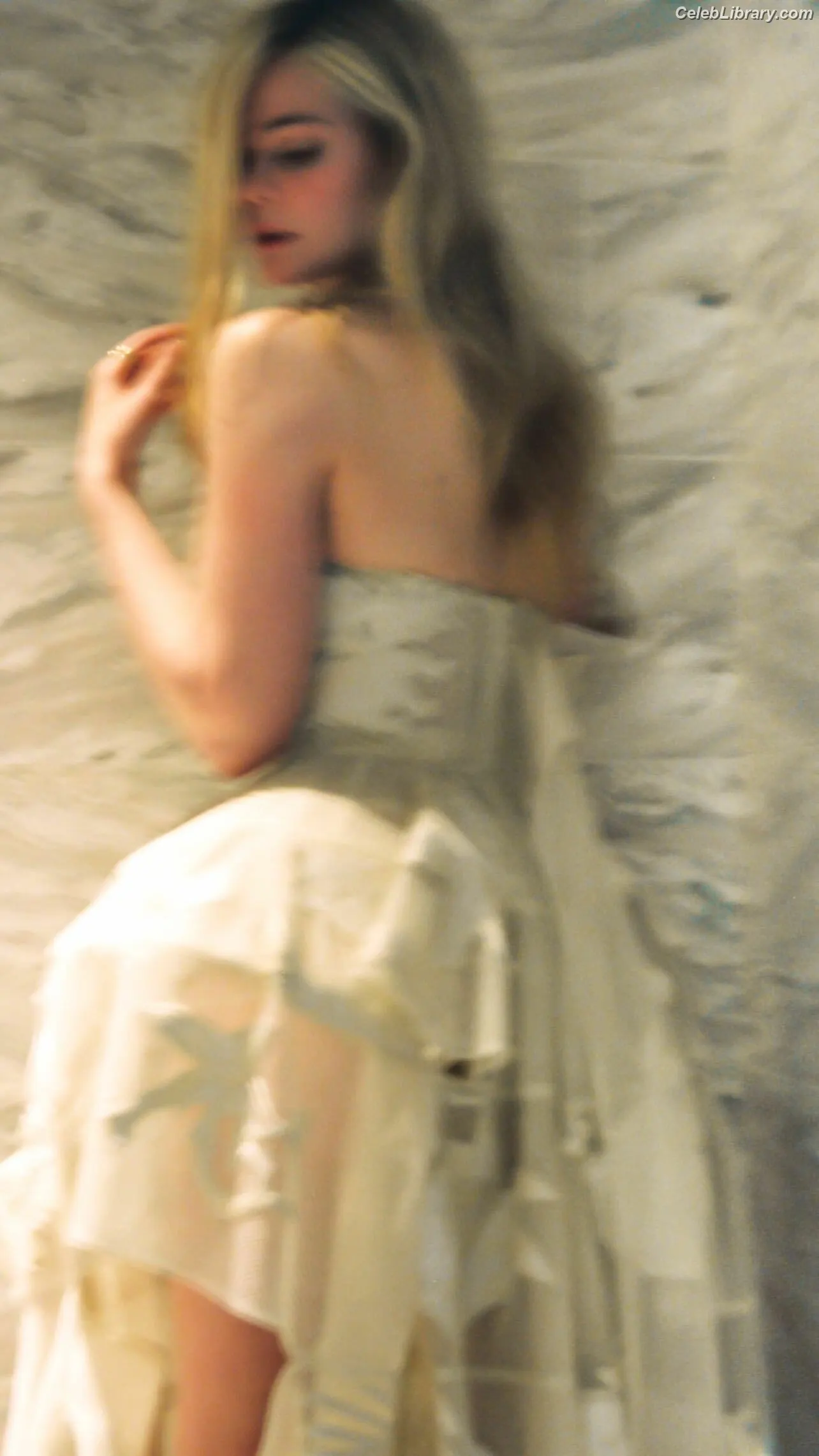 Elle Fanning photo 5 of 4118