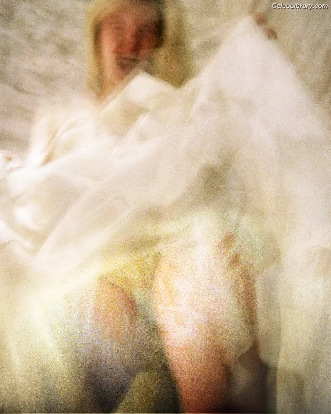 Elle Fanning photo 8 of 4118