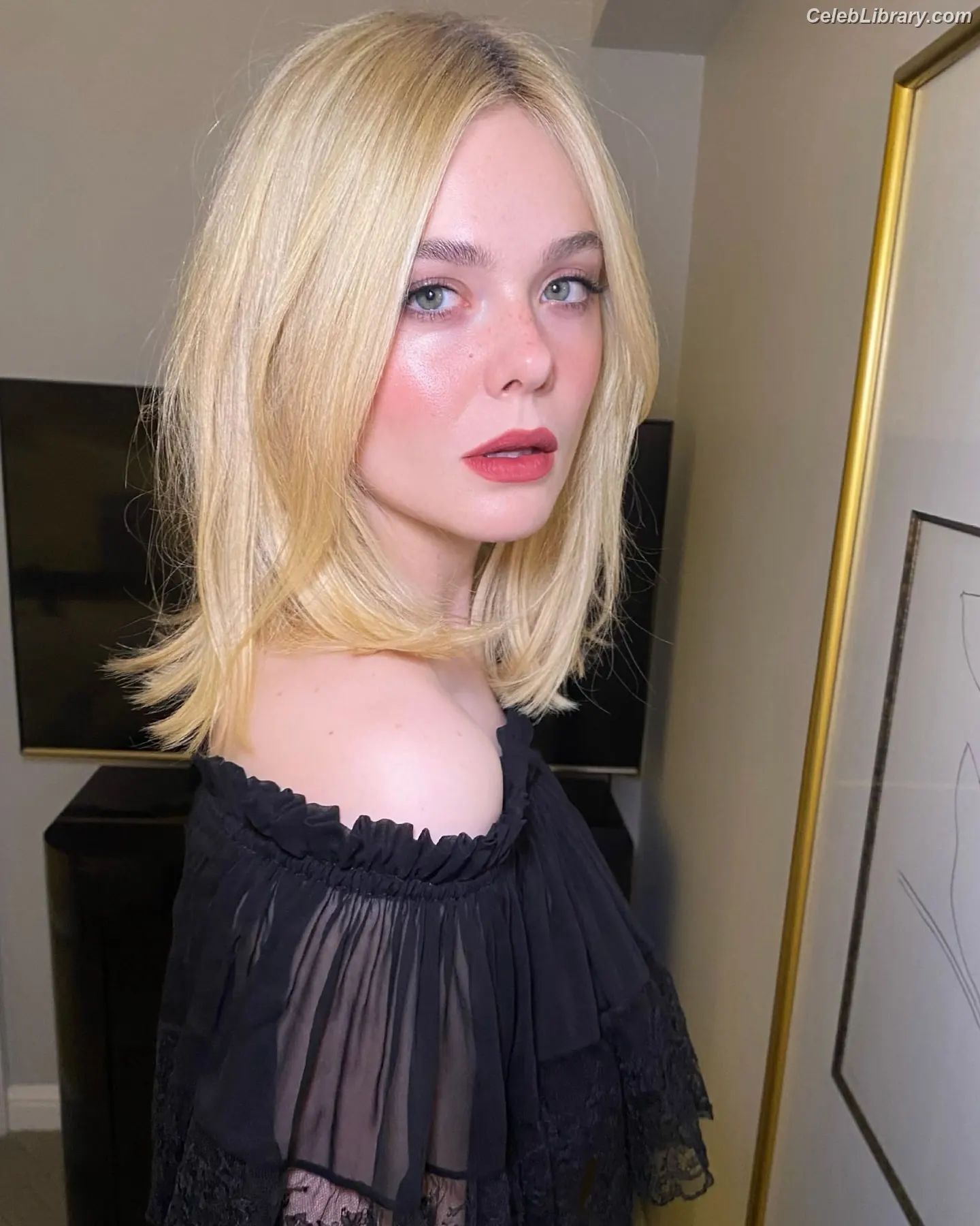 Elle Fanning photo 18 of 4118